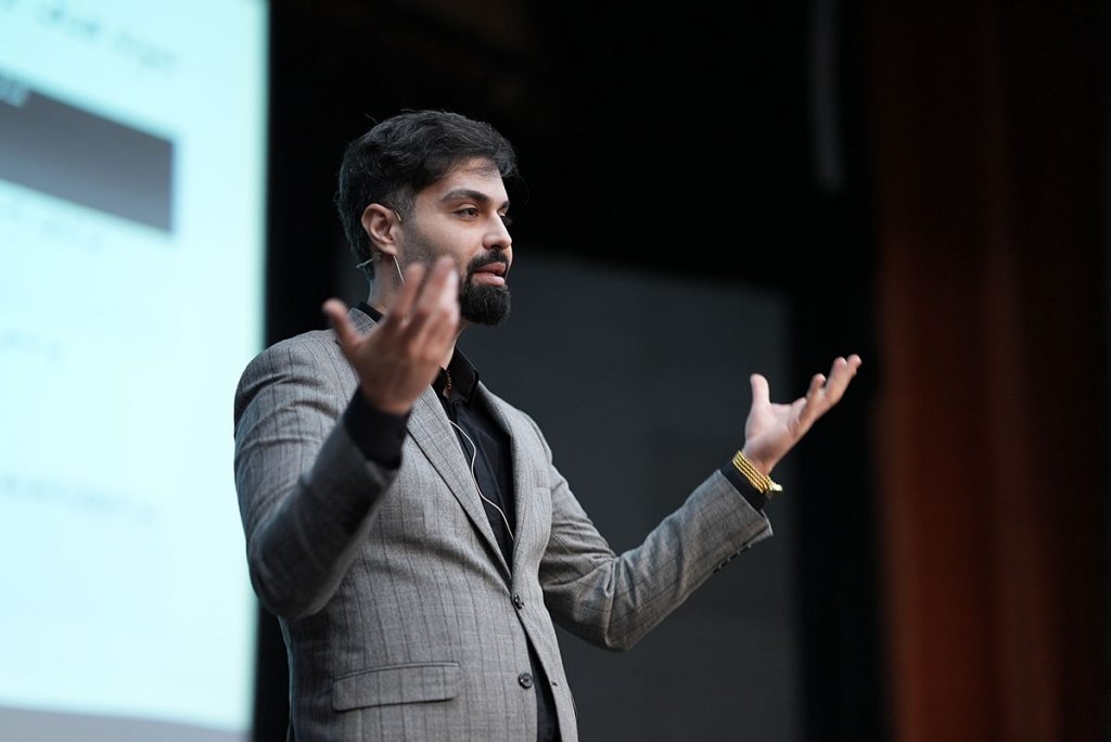 دکتر ماکان آریا پارسا در سخرانی